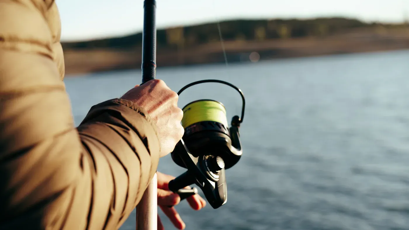 Grepp om fiskespot med bar hand