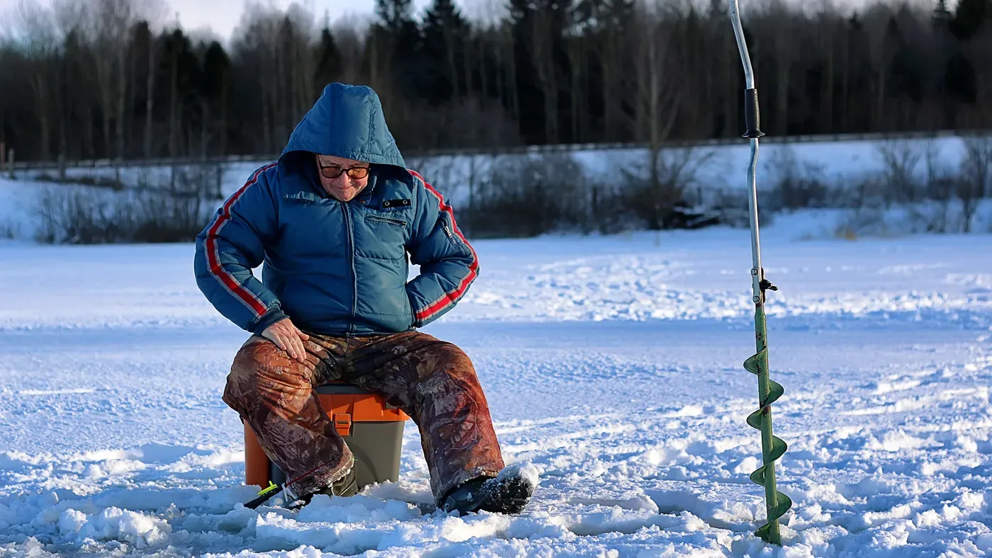 Fiskare vid iskant på vintern