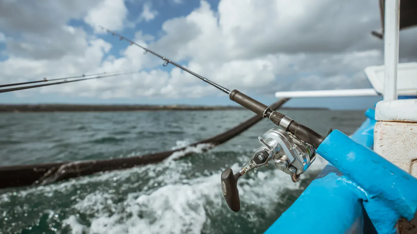 Havsfiskespö monterat i båt under fiske